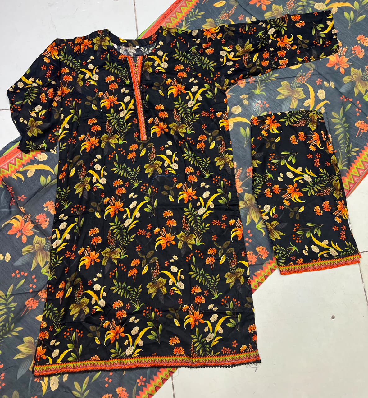 Onyx Flora Printed Pure Lawn 3-Piece Stitched Suit